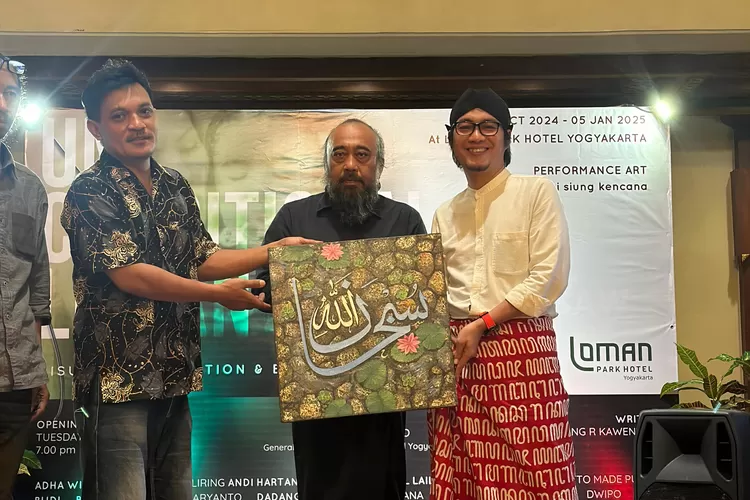 Pembukaan "Unconditional Loman" pameran seni visual dan bonsai yang berlangsung hingga 5 Januari 2025 di area lobi Loman Park Hotel Yogyakarta. (Foto: Dok. Istimewa)