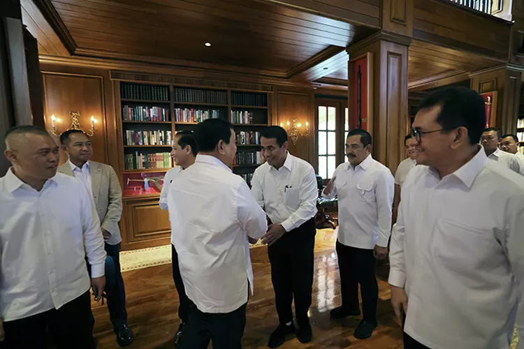 Presiden terpilih Prabowo Subianto menyambut kedatangan para calon menteri. (Dok Tim Prabowo)