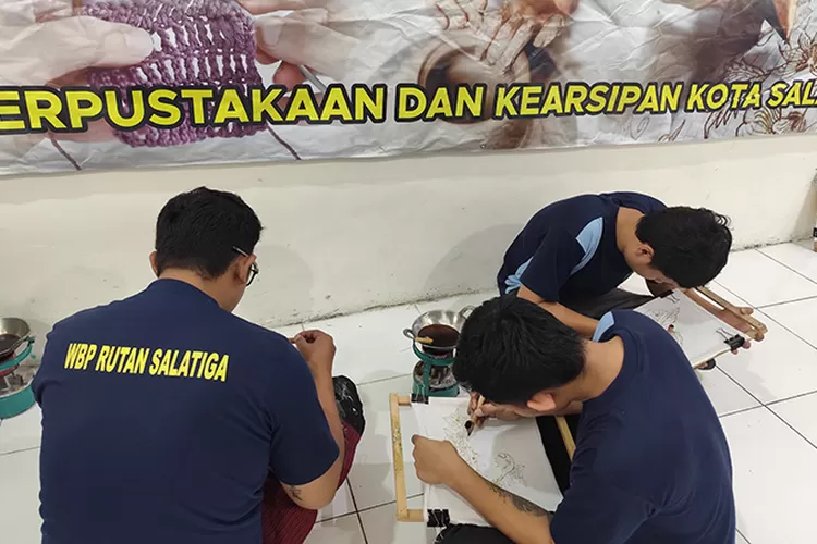 Puluhan Warga Binaan Pemasyarakatan (WBP) Rutan Salatiga mengikuti kelas literasi membatik. ( Dok Humas Rutan Salatiga )