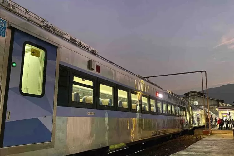 Ilustrasi . Kereta Api (KA) Jayabaya relasi Malang-Pasarsenen pergi pulang (PP) mulai beroperasi dengan menggunakan sarana rangkaian kereta dengan stainless steel new generation.  (ANTARA/HO-Humas KAI)