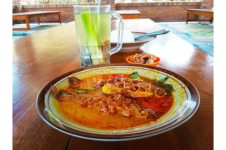 Masakan wader duri lunak mangut punya cita rasa khas, bagian durinya dapat disantap semua.  (Sulistyanto)