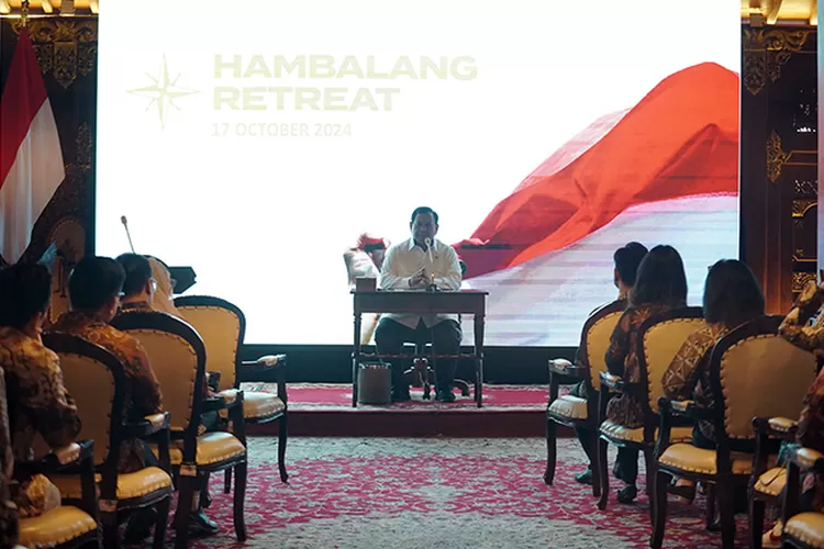 Presiden Terpilih Prabowo Subianto saat memberikan pengarahan ke calon wamen. (Tim Prabowo)