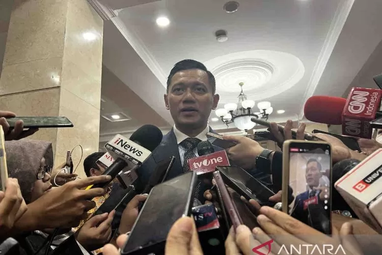 Menteri Koordinator Bidang Infrastruktur dan Pembangunan Kewilayahan Agus Harimurti Yudhoyono (AHY) memberi keterangan pers seusai Serah Terima Jabatan dengan Menteri ATR/Kepala BPN Nusron Wahid dan Wakil Menteri ATR/Wakil Kepala BPN Raja Juli Antoni kepada Ossy Dermawan di Jakarta, Senin (21/10). (ANTARA/Harianto)