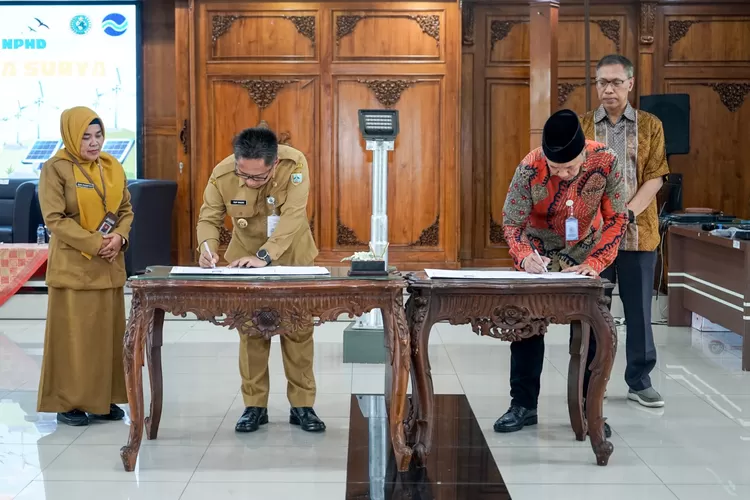 Pj Walikota Salatiga, Yasip Khasani menerima miniatur dari pemberi hibah CSR PJU.  (Foto: Dok. Prokompim)