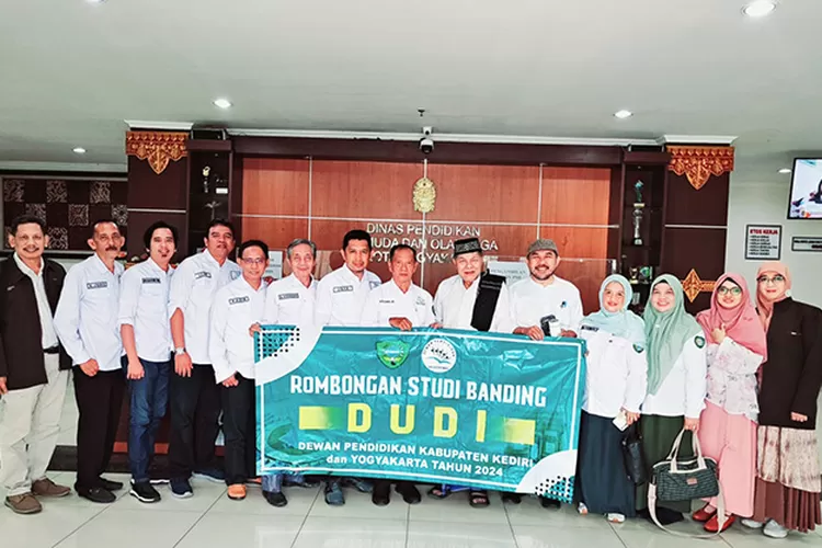 Foto bersama Dewan Pendidikan Kota Yogyakarta dengan Dewan Pendidikan Maros. (Dok Dewan pendidikan Kota Yogyakarta.)