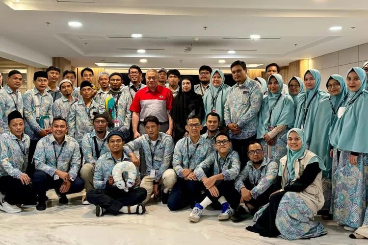 Presiden Direktur JNE, M. Feriadi Soeprapto menghadiri pelepasan jamaah umrah Ksatria dan Srikandi JNE di Terminal 3, Bandara Soekarno Hatta, Tangerang, Jumat (18/10).  (Foto: Dok. Istimewa)