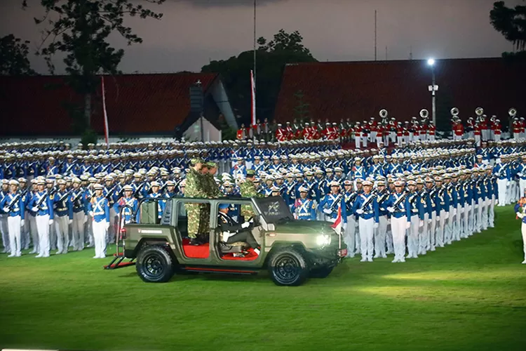 Presiden Prabowo saat memimpin upacara Parade Senja di Akmil Magelang yang diguyur hujan deras.  (Tim Prabowo)