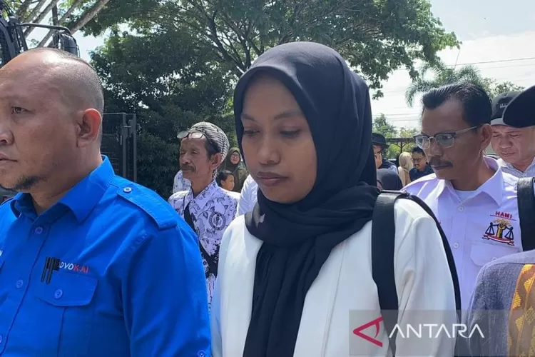 Guru honorer SDN 4 Baito Supriyani saat mendatangi Pengadilan Negeri Andoolo, Konsel.  (ANTARA/La Ode Muh Deden Saputra)