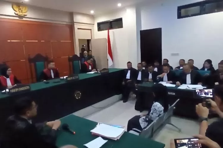 Guru SDN 4 Baito Supriyani saat menjalani sidang di PN Andoolo, Kabupaten Konawe Selatan.  (ANTARA/HO)
