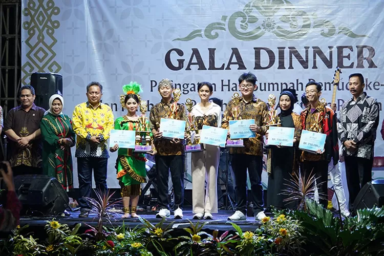 Penyerahan uang pembinaan atlet berprestasi Salatiga.  (Dok Kominfo Salatiga )