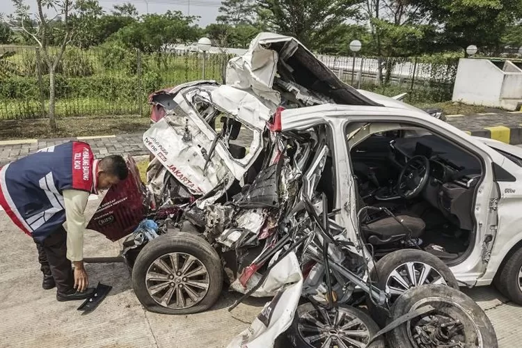 Petugas gerbang exit Tol Bojong menunjukkan kondisi barang bukti mobil wartawan TV One yang mengalami kecelakaan di Gerbang Exit Tol Bojong, Kabupaten Pekalongan, Jawa Tengah, Kamis (31/10/2024) (ANTARA FOTO/Harviyan Perdana Putra)