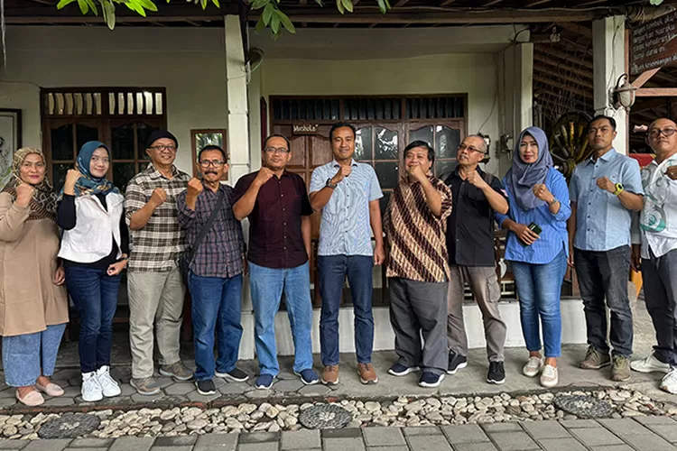 Foto bersama usai pertemuan Dirintelkam Polda DIY dengan PWI DIY. (Dok PWI DIY)