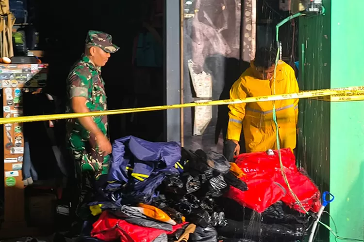 Toko ludes dalam kebakaran di Salatiga.   (Dok Koramil Salatiga)