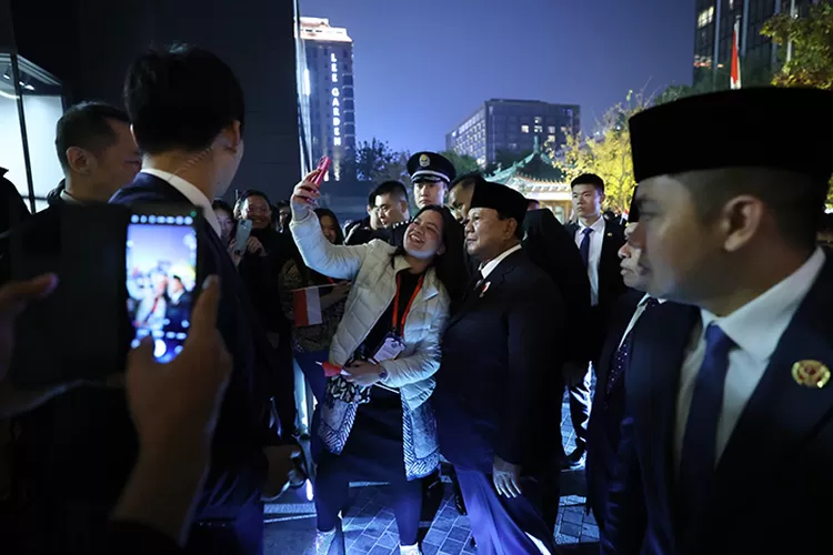 Mahasiswa Indonesia di Beijing foto selfi dengan Presiden Prabowo. (Tim Prabowo)
