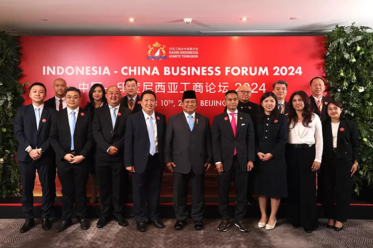 Prabowo foto bersama saat bertemu pengusaha China. (Tim Prabowo)