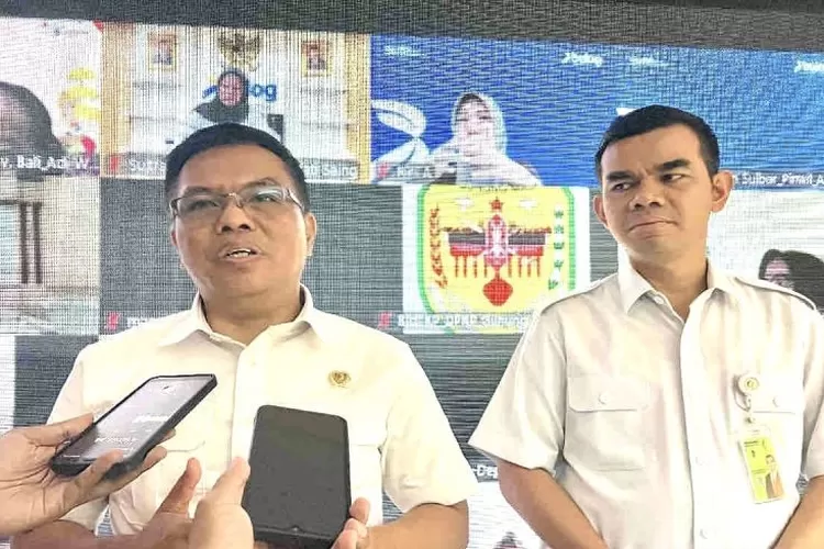 Deputi Bidang Ketersediaan dan Stabilisasi Pangan Bapanas I Gusti Ketut Astawa menjawab pertanyaan awak media seusia Rapat Koordinasi Stabilisasi Pasokan dan Harga Pangan Beras (SPHP Beras) bersama seluruh kepala dinas provinsi, kabupaten/kota, dan Perum Bulog secara daring di Jakarta, Rabu (13/11) (ANTARA/Harianto )