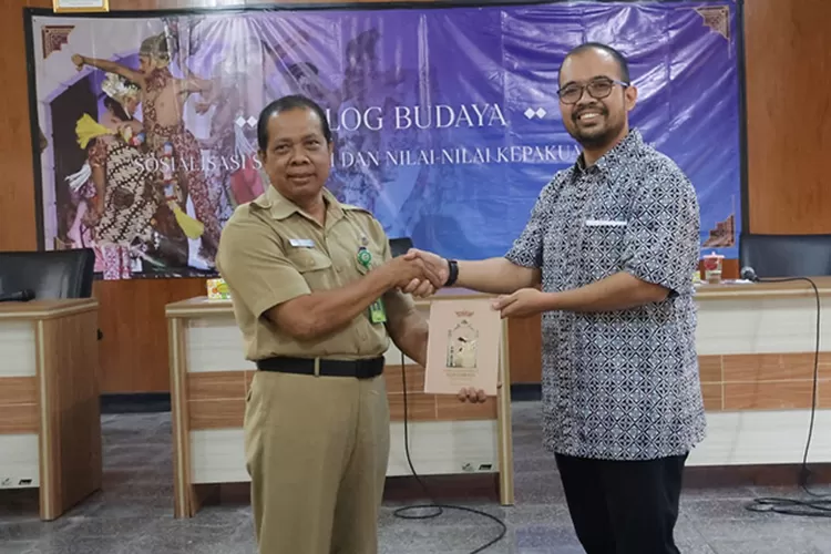 B.P.H. Kusumo Bimantoro menyerahkan buku Astha Brata kepada Nasip S.E, Sekretaris Kantor Dinas Kebudayaan Kabupaten Kulonprogo.  (Teguh Priyono)