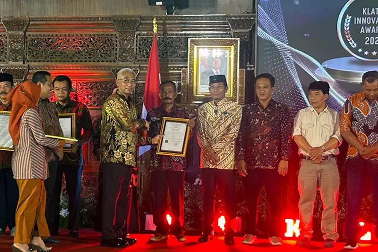 Penyerahan Sertifikat Kekayaan Intelektual Komunal di Klaten oleh Kemenkumham Jateng.  (Dok Humas Kemenkumham Jateng)