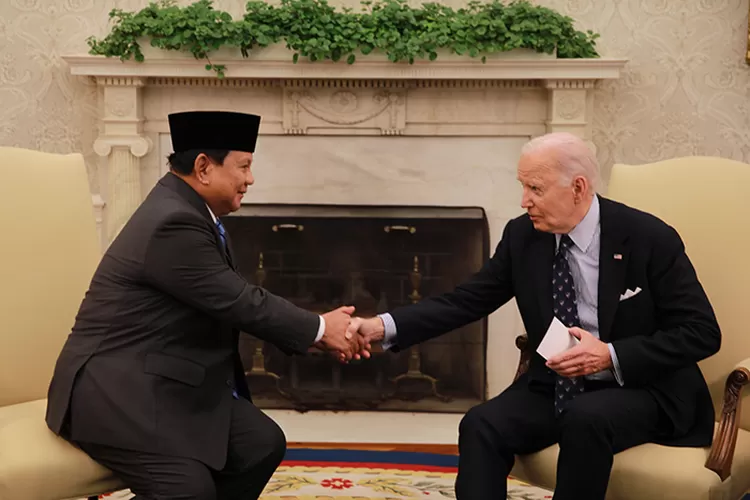 Presiden RI Prabowo Subianto (kiri) bersalaman dengan Presiden AS Joe Biden. (Dok Tim Prabowo)