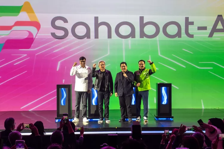 Dari kiri, Vikram Sinha President Director-CEO Indosat Ooredoo Hutchison, Jensen Huang NVIDIA founder and CEO, Erick Thohir Menteri BUMN, dan Patrick Walujo Direktur Utama GoTo berfoto bersama setelah meluncurkan Sahabat-AI di The Tribrata Darmawangsa, Jakarta, Kamis (14/11/2024).  (Foto: Dok. Istimewa)