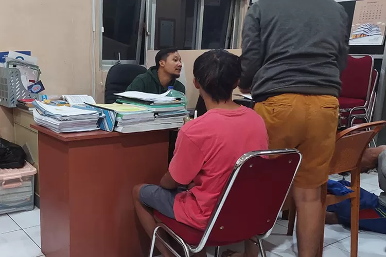 Tersangka pelaku pencurian sepeda motor saat diperiksa polisi dari Polres Salatiga.  (Dok Polres Salatiga )