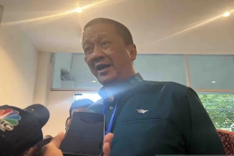  Itfan Setia Putara mantan Direktur Utama PT Garuda Indonesia menjawab pertanyaan awak media di Tangerang, Banten, Jumat (15/11/2024). ( ANTARA/Harianto)