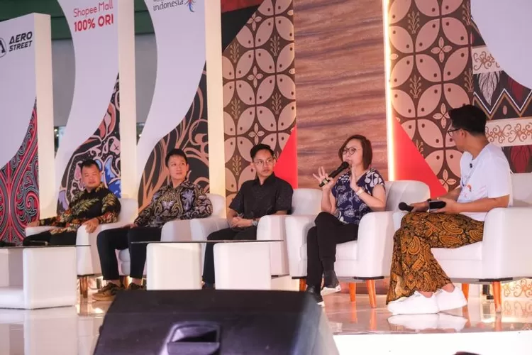 Wakil Menteri Ekonomi Kreatif-Wakil Kepala Badan Ekonomi Kreatif Irene Umar bersama para mitra co-branding di Summarecon Mall Serpong, Sabtu (16/11/2024).  (ANTARA/HO-Kemenparekraf)