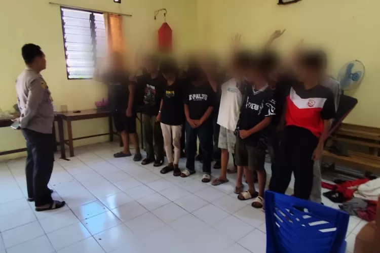 Belasan remaja diamankan di Polsek Jambu.  (Foto: Dok. Humas Polres Semarang)