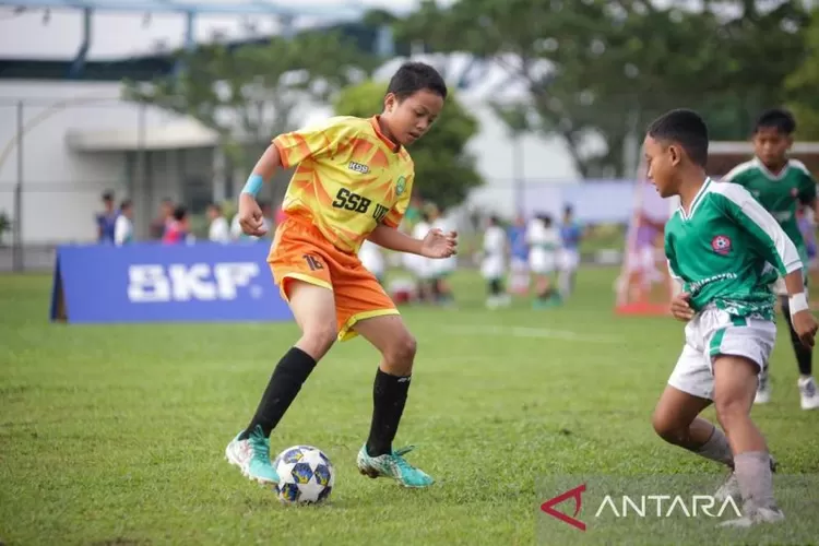 Peserta turnamen Meet the World with SKF regional Makassar bertanding di Lapangan Yon Armed, Makassar, Minggu (17/11/2024).  (ANTARA/HO/CANTRIK ACL)