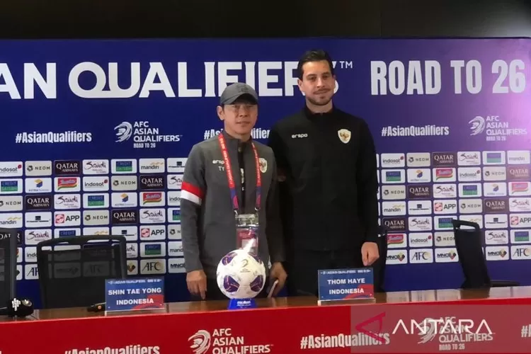 Pelatih timnas Indonesia Shin Tae-yong (kiri) dan pemain timnas Thom Haye (kanan) menghadiri jumpa pers sebelum pertandingan kualifikasi Piala Dunia 2026 zona Asia melawan Arab Saudi di Stadion Utama Gelora Bung Karno, Jakarta, Senin (18/11/2024).  (ANTARA/Zaro Ezza Syachniar)