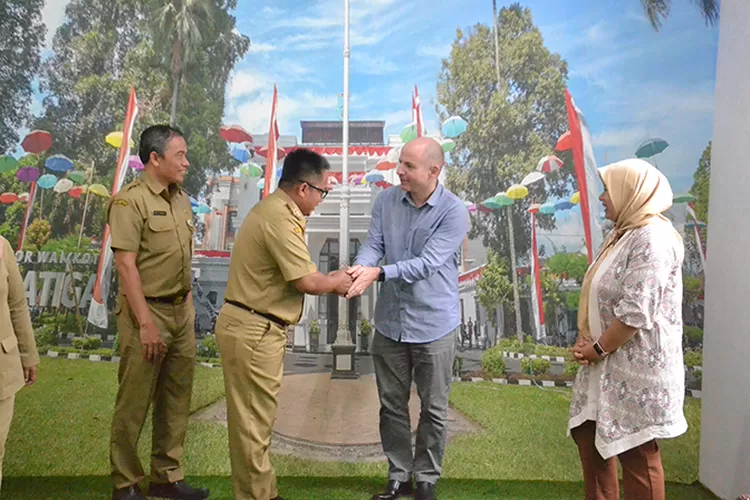 Tim Dubes Prancis bertemu Pj Walikota Salatiga, Yasip Khasani. Terungkap penyair ternama Prancis pernah tinggal di Salatiga.  (Dok Prokompim Salatiga )