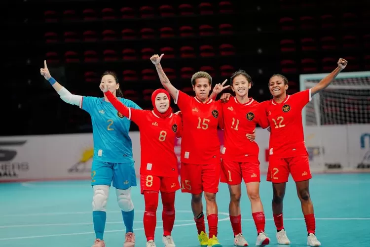 Para pemain Timnas Futsal Putri Indonesia merayakan keberhasilan mengalahkan Timnas Futsal Putri Myanmar dengan skor 7-0 pada ajang AFF Women's Futsal Championship 2024 di PSC PhilSports Arena, Manila, Selasa (19/11/2024).  (ANTARA/HO-FFI)
