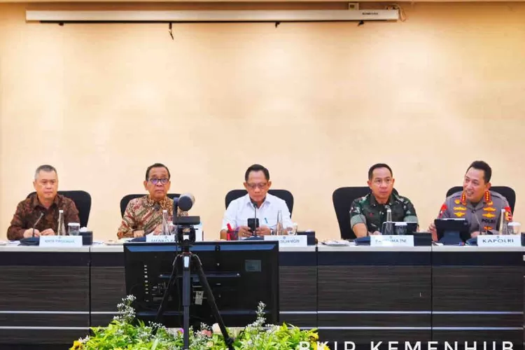 Menhub) Dudy Purwagandhi (kiri), Menko PMK Pratikno (kedua kiri), Menteri Dalam Negeri Tito Karnavian (tengah), Panglima TNI Jenderal TNI Agus Subiyanto (kedua kanan), Kapolri Jenderal Listyo Sigit Prabowo (kanan) saat Rapat Koordinasi Tingkat Menteri Persiapan Nataru 2024/2025 di Jakarta ( ANTARA/HO-BKIP Kemenhub )
