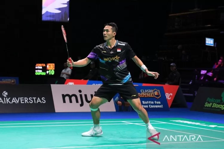 Tunggal putra Indonesia Jonatan Christie saat berlaga di babak 16 besar Arctic Open 2024 di Finlandia, Kamis (10/10/2024).  (ANTARA/HO-PP PBSI)