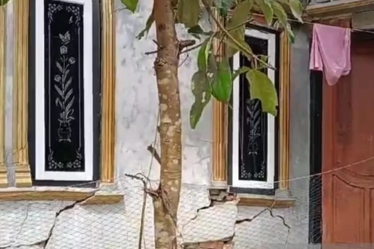 Ratusan rumah warga di dua desa di Kecamatan Takokak, Cianjur, Jawa Barat, rusak akibat pergerakan tanah yang terus meluas, Minggu (24/11/2024).  (ANTARA/Ahmad Fikri)