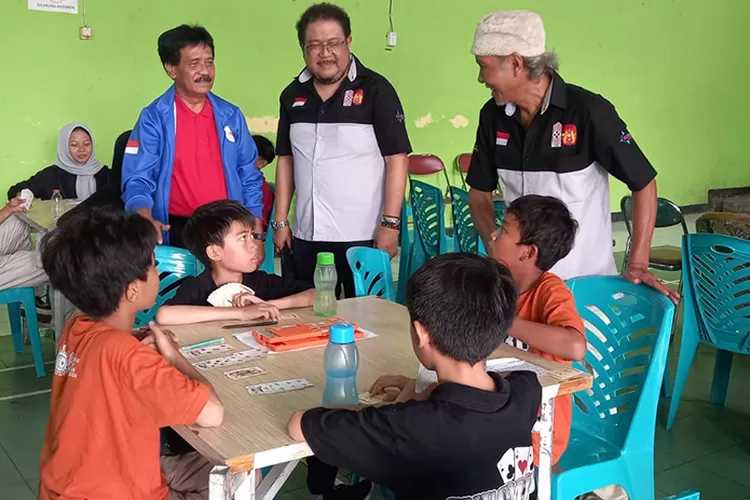 Wakil Ketua 1 KONI DIY (kiri) didampingi Ketua Pengda GABSI DIY (tengah) ketika melihat pertandingan Bridge untuk KU 13 di Tirtorahayu, Gakur, Kulonprogo, Sabtu (23/11/2024).  (Dok GABSI DIY)