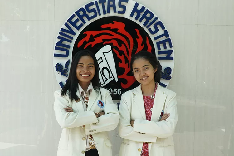 Dua mahasiswi UKSW, Jessica dan Gabby yang berhasil terpilih jadi partisipan Summer Semester Program ke Bangkok Thailand. ( Dok. UKSW Salatiga)