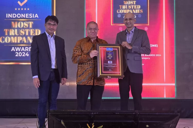 Presiden Direktur JNE M. Feriadi Soeprapto (Tengah) menerima penghargaan dari Indonesia Most Trusted Companies Award 2024 yang diberikan Pimpinan Redaksi The Iconomics Arif Hatta (kanan) dan Alex Mulya selaku Director of Research &amp; Brand Strategy The Iconomics di Jakarta, Kamis (21/11). (Foto: Dok. Istimewa)