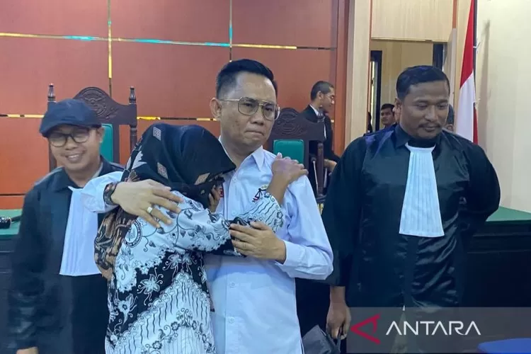 Guru honorer Konsel Supriyani menangis sambil memeluk kuasa hukumnya Andri Darmawan usai putusan bebas oleh Majelis Hakim PN Andoolo, Senin (25/11/2024).  (ANTARA/La Ode Muh Deden Saputra)