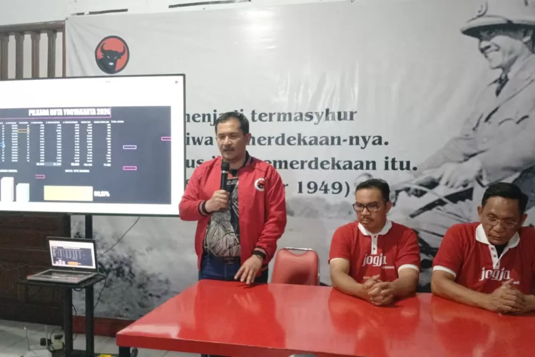 Paslon dokter Hasto Wardoyo (tengah) dan wakilnya Wawan Harmawan (kanan) unggul dalam hitung cepat yang dilakukan PDIP di Pilkada Kota Yogyakarta 2024.  (Foto: Dok. Istimewa)