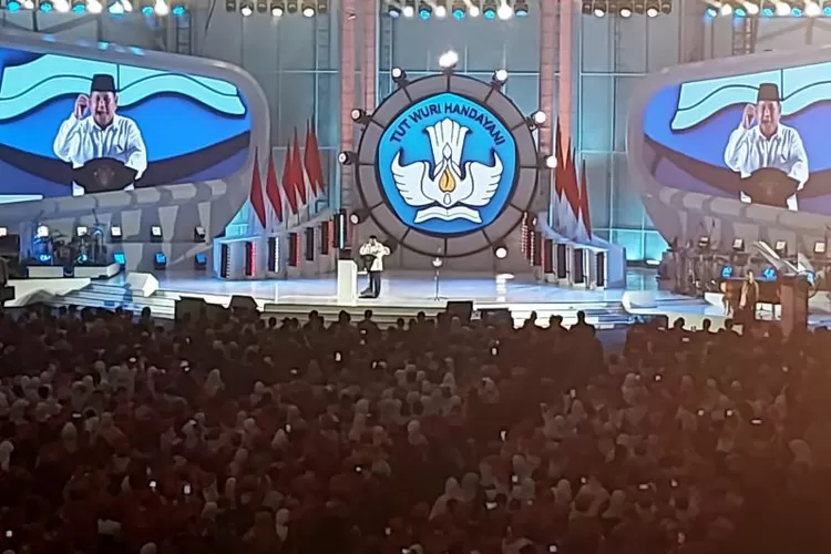Presiden Republik Indonesia Prabowo Subianto memberikan arahan saat acara puncak Hari Guru Nasional 2024 di Jakarta International Velodrome Rawamangun, Kamis (28/11/2024). ( ANTARA/Hana Kinarina )