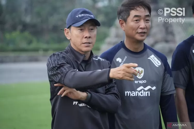 Pelatih timnas Indonesia Shin Tae-yong saat memimpin pemusatan latihan (TC) untuk persiapan ASEAN Mitsubishi Electric Cup 2024 atau Piala AFF 2024 di Bali, Kamis (28/11/2024).  (ANTARA/HO-PSSI)