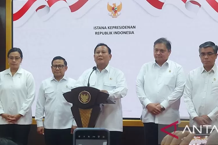 Presiden Prabowo Subianto mengumumkan kenaikan rata-rata upah minimum nasional di Kantor Presiden, Kompleks Istana Kepresidenan, Jakarta, Jumat (29/11/2024).  (ANTARA/Andi Firdaus)
