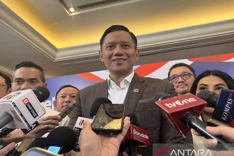 Menteri Koordinator Bidang Infrastruktur dan Pembangunan Kewilayahan Agus Harimurti Yudhoyono (AHY) menjawab pertanyaan awak media saat menghadiri Rapat Pimpinan Nasional (Rapimnas) Kadin 2024 di Jakarta, Minggu (1/12/2024).  (ANTARA/Harianto)