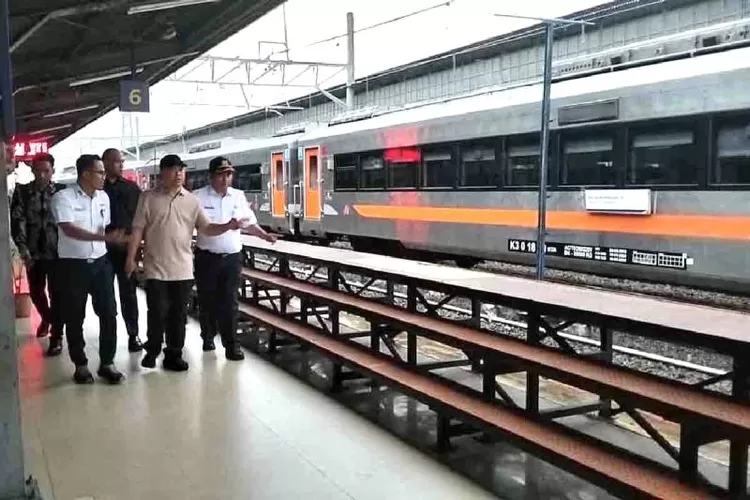 Menteri Perhubungan (Menhub) Dudy Purwagandhi (kedua kanan) menijau simpul transportasi kereta api.  (ANTARA/HO-Humas Kemenhub )