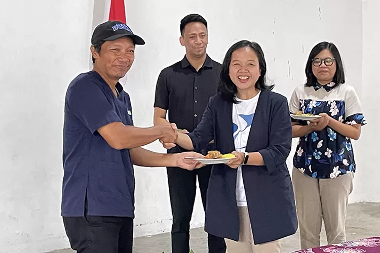 Owner Bima Perkasa Jogja, dr Edy Wibowo bersalaman dengan perwakilan sekolah usai penandatanganan kerja sama.  (Swadesta Aria Wasesa)