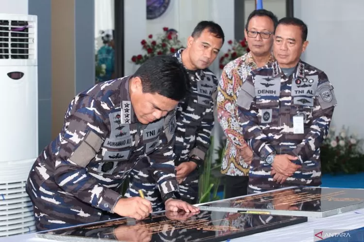 Kepala Staf Angkatan Laut (KSAL) Laksamana TNI Muhammad Ali (kiri) didampingi Pangkoarmada RI Laksamana Madya TNI Denih Hendrata (kanan) menandatangani prasasti saat peresmian lapangan tembak pistol Berfin Tambunan di Kodiklatal, Surabaya, Jawa Timur, Rabu (4/12/2024).  (ANTARA FOTO/Didik Suhartono)
