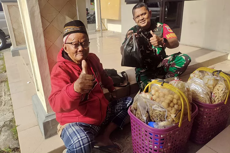 Danramil Bergas beli dagangan camilan kakek berusia 97 tahun.  (Dok Pendim 0714 Salatiga )