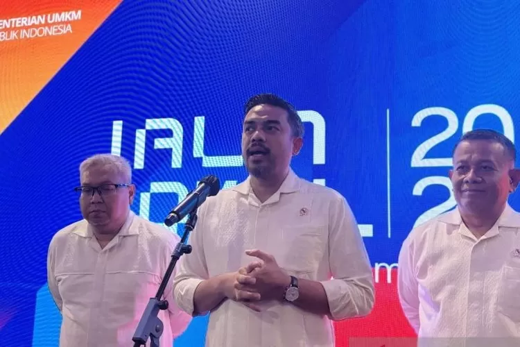 Menteri Usaha Mikro, Kecil dan Menengah (UMKM) Maman Abdurrahman (tengah) saat ditemui usai membuka acara Jalin Lokal 2024 yang digelar di Jakarta, Kamis (5/12/2024). ( ANTARA/Sinta Ambar )