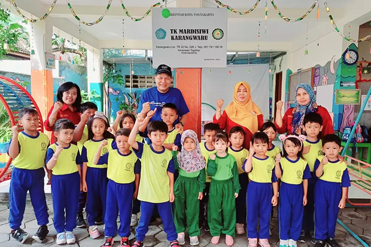 Ketua Dewan Pendidikan Kota Yogyakarta. DR. H. Khamim Zarkasih Putro, M. Si. foto bersama saat berkunjung ke TK Mardisiwi Karangwaru Tegalrejo. (Dok Dewan Pendidikan Kota Yogyakarta)